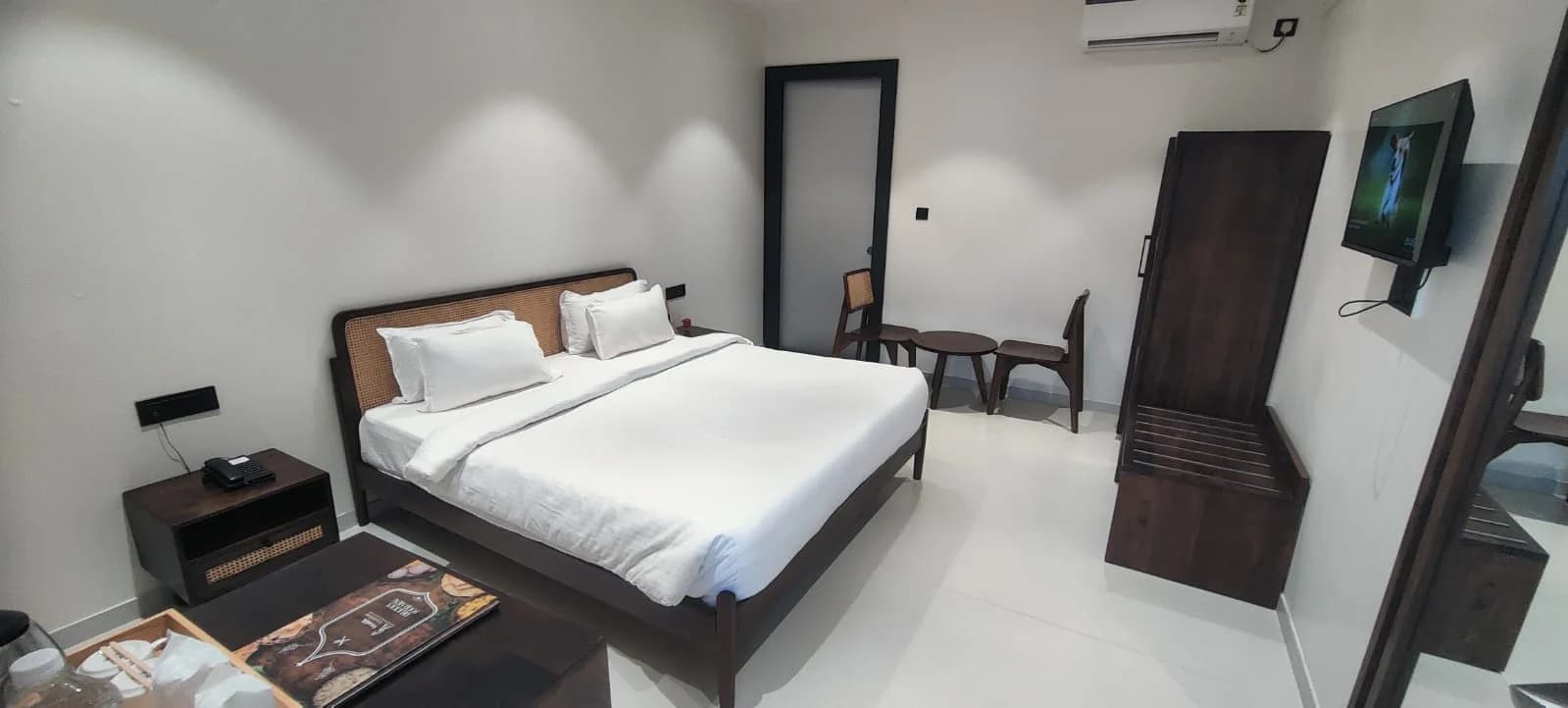 White Cloud Room with Breakfast - Image 1