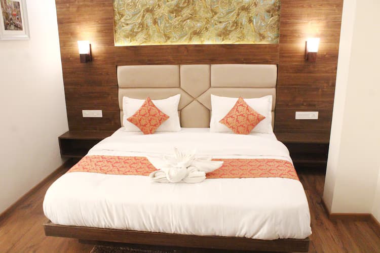 presidential room with break fast - Image 1