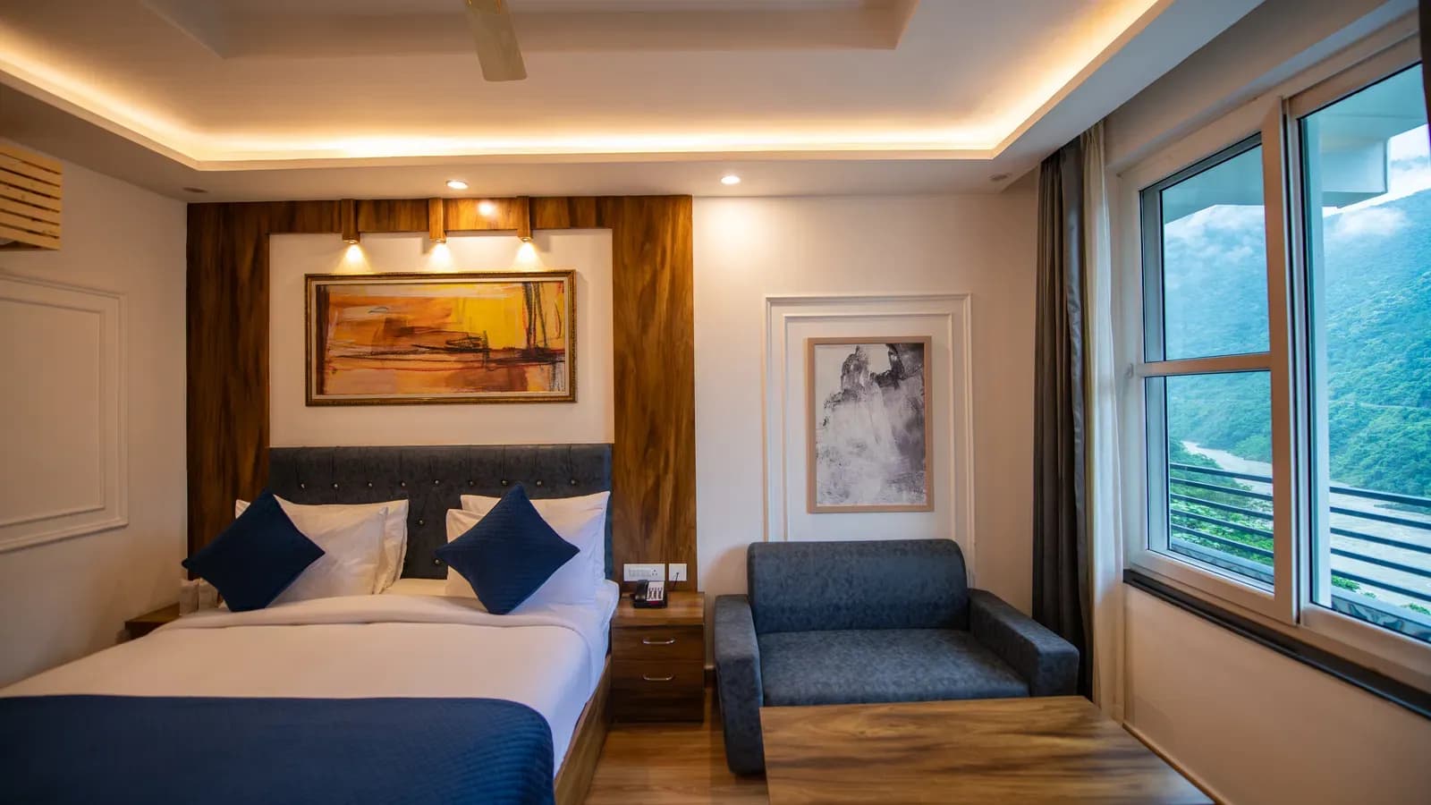 Deluxe Room with Breakfast - Image 1