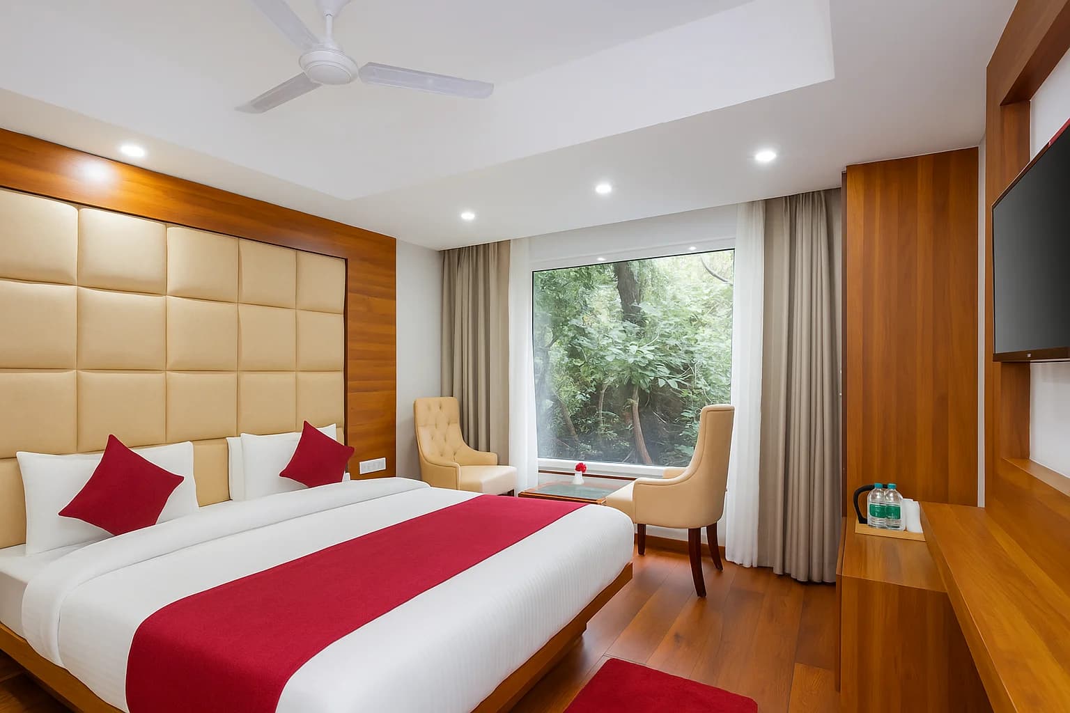 Deluxe Rooms with Breakfast - Image 1