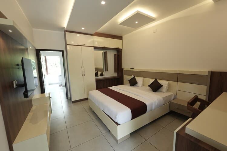 Deluxe Balcony Room with Breakfast - Image 1