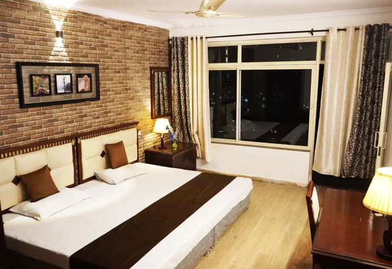 Balcony Room with Breakfast - Image 1