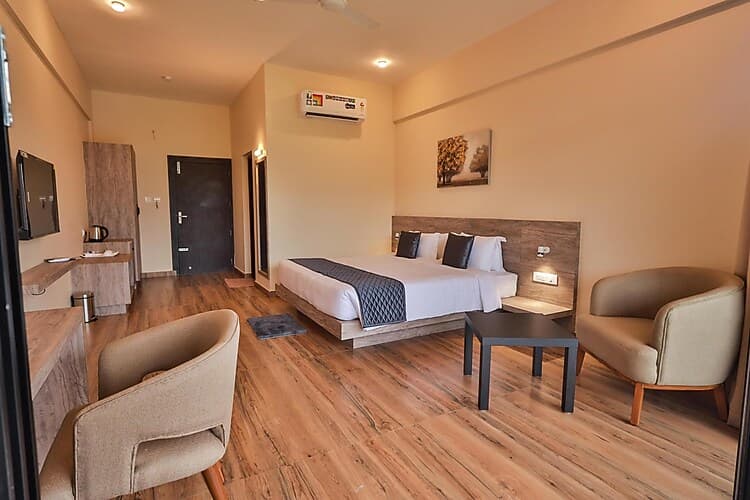 Premium Lake View balcony Room with Breakfast - Image 1