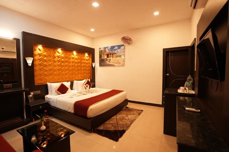 Honeymoon Cottage with Breakfast - Image 1