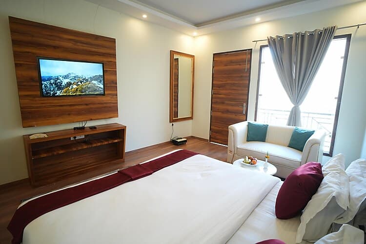 Deluxe Mountain Balcony View Room with Breakfast - Image 1