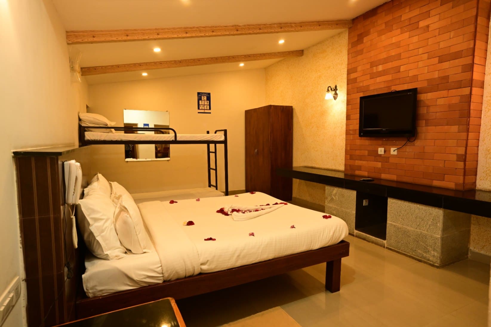 Studio suite with breakfast - Image 1