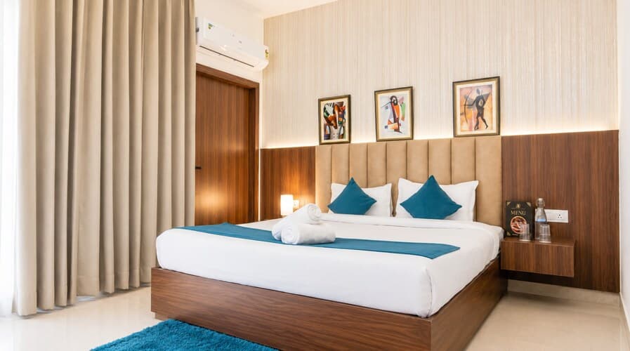 Deluxe Room with Balcony - Image 1