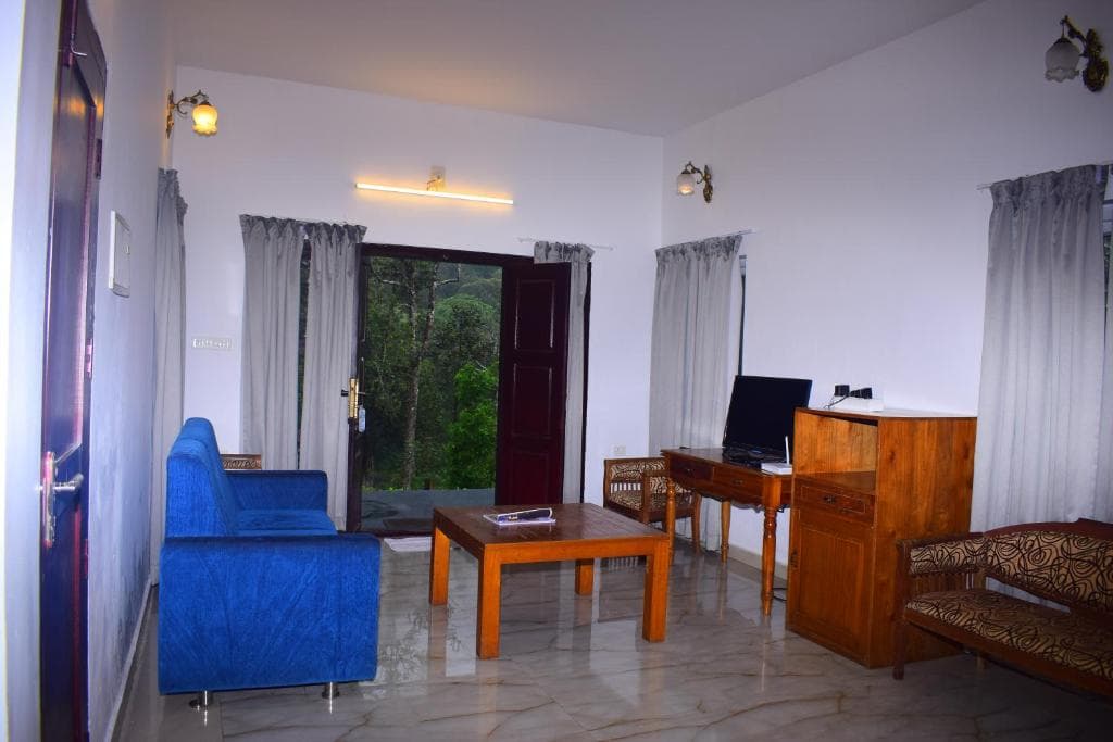 Two Bedroom Off-Road Cottage with Breakfast - Image 1