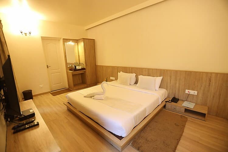 Deluxe Non View -Room With Breakfast - Image 1