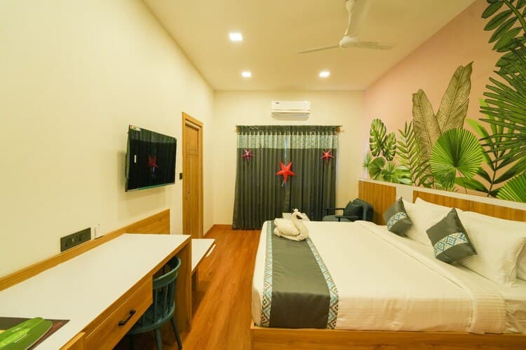 Club King Bed Room with Breakfast - Image 1