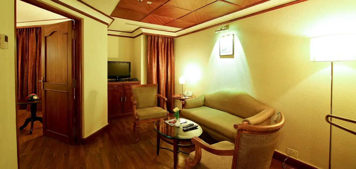 Deluxe Suite Room with Breakfast - Image 1
