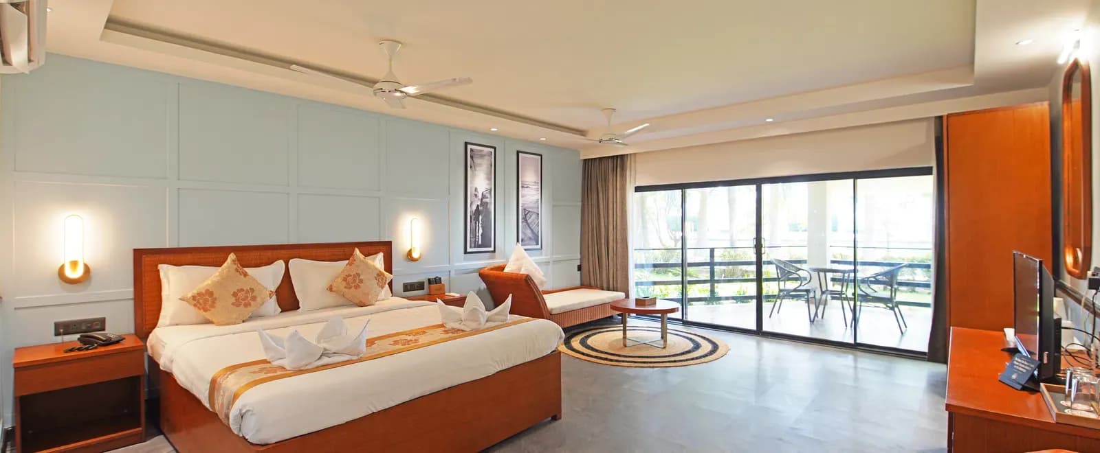 Deluxe Room with Breakfast - Image 1