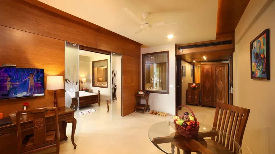 Lakeview Suite Room with Breakfast - Image 1