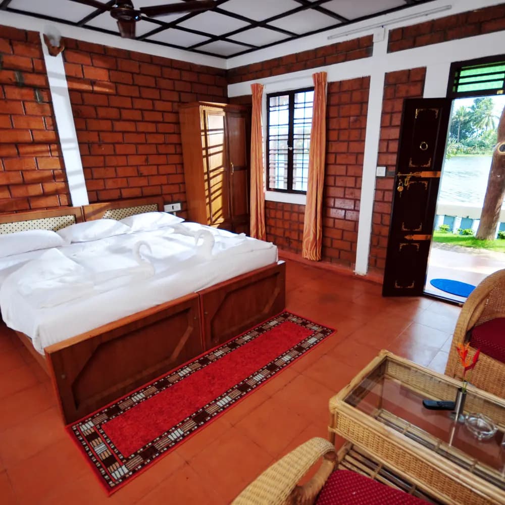 Lake View Deluxe Room with Breakfast - Image 1