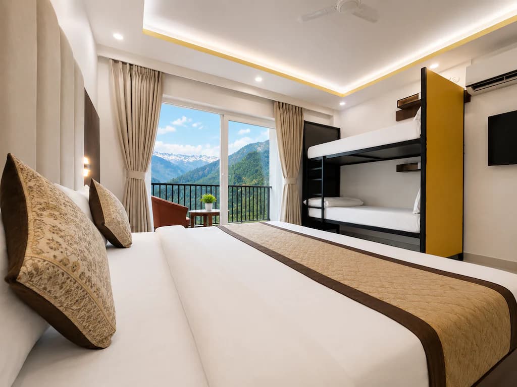 Family Quadruple Room with Balcony - Image 1