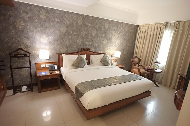 Royal Suite Room with Breakfast - Image 1