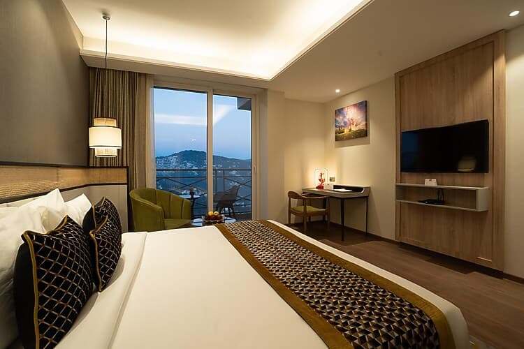Club Room Balcony with Breakfast - Image 1
