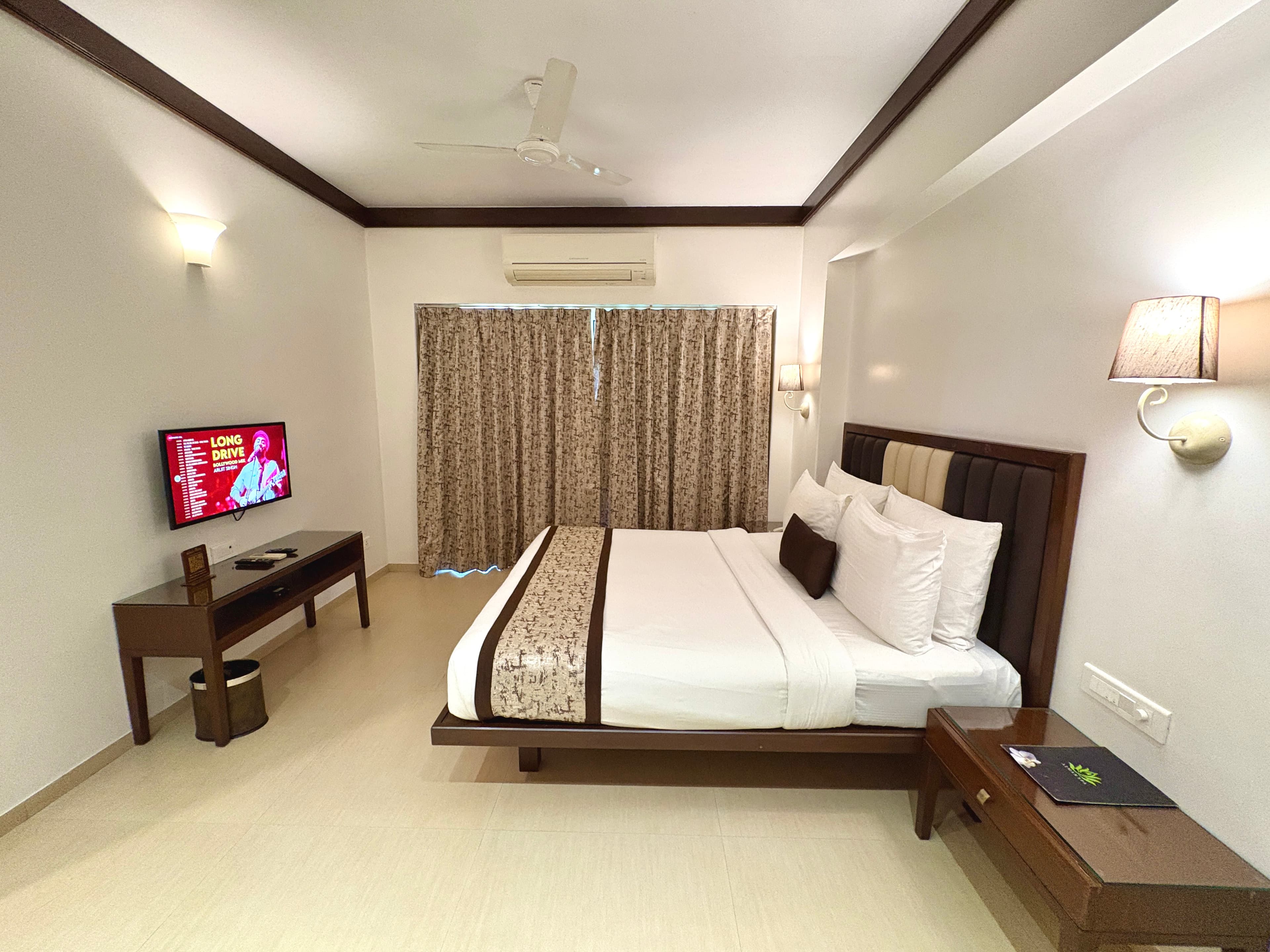 Deluxe Room With Breakfast - Image 1