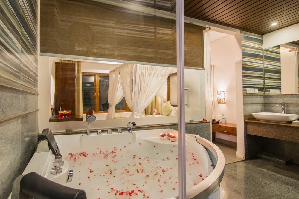 Jacuzzi Suite Room with Breakfast - Image 1