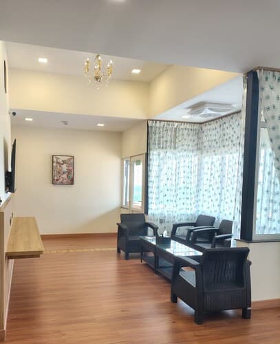 Deluxe King Bed Room with Breakfast - Image 1