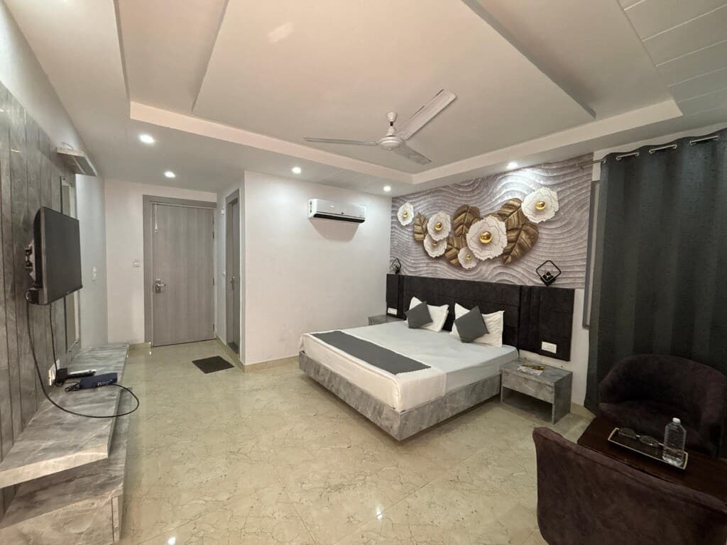 Premium Room with Balcony - Image 1