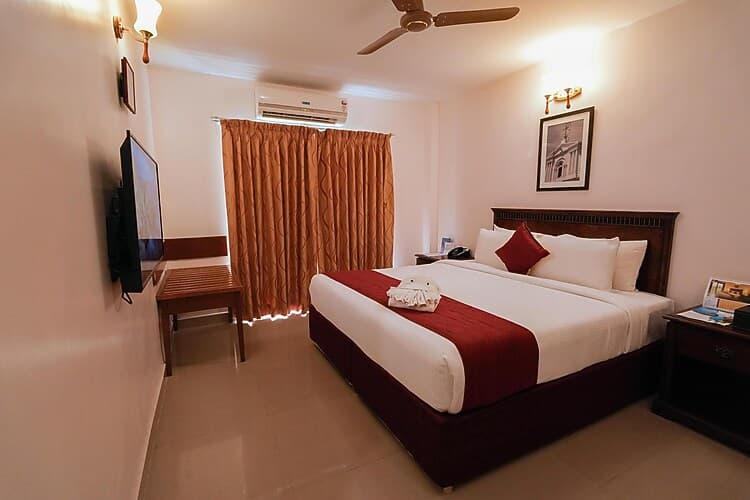 Deluxe Queen Bed Room with Breakfast - Image 1