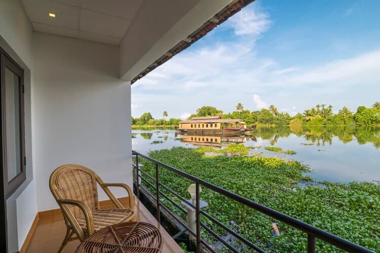 Lake View Cottage with Breakfast - Image 1