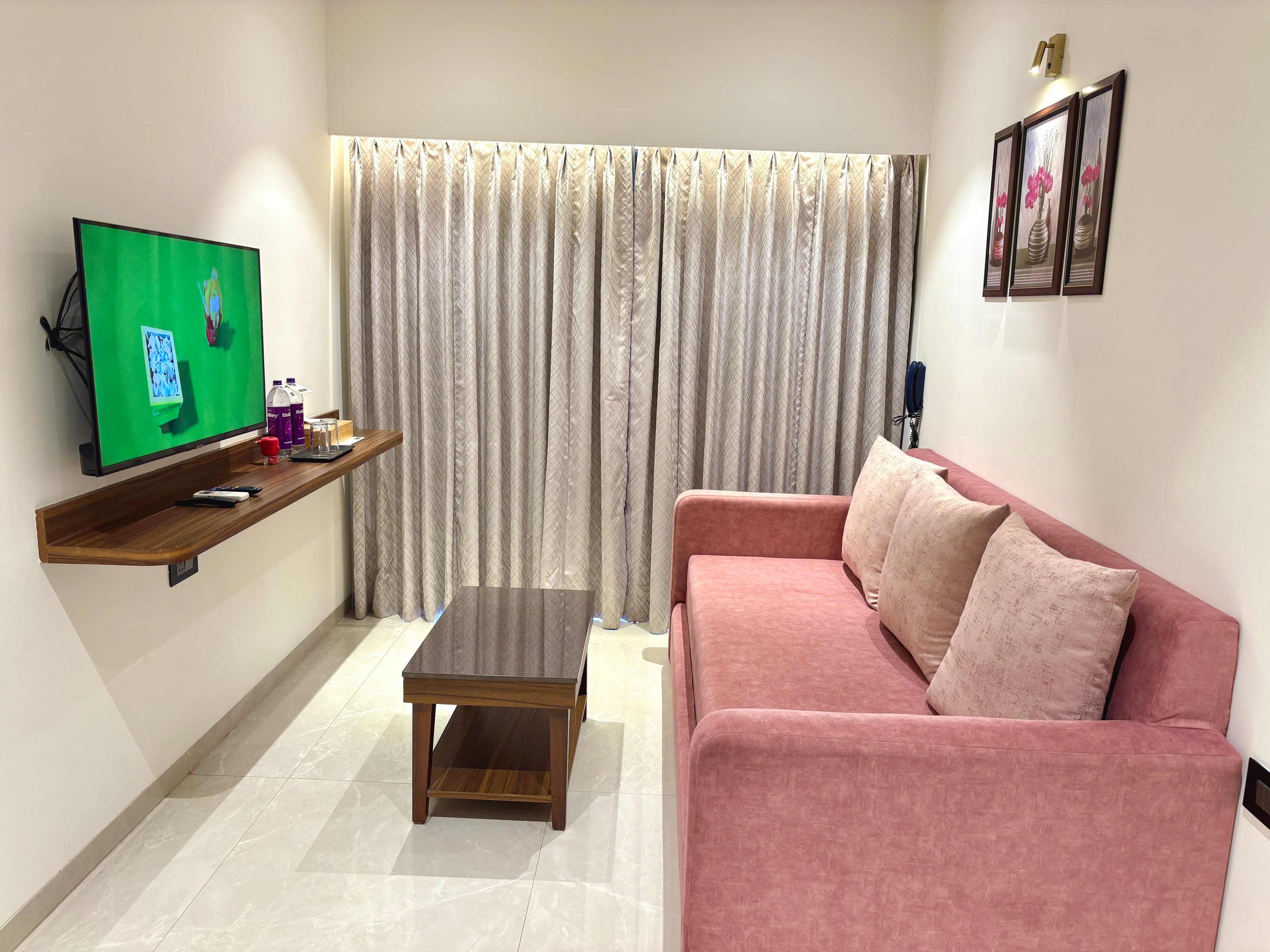 Stella Suite — 2nd Floor Room with Breakfast - Image 1