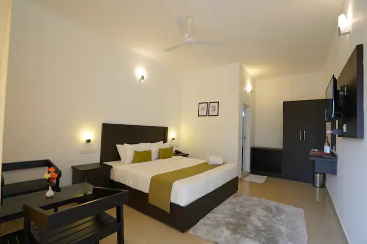 Cinnamon Room with Breakfast - Image 1