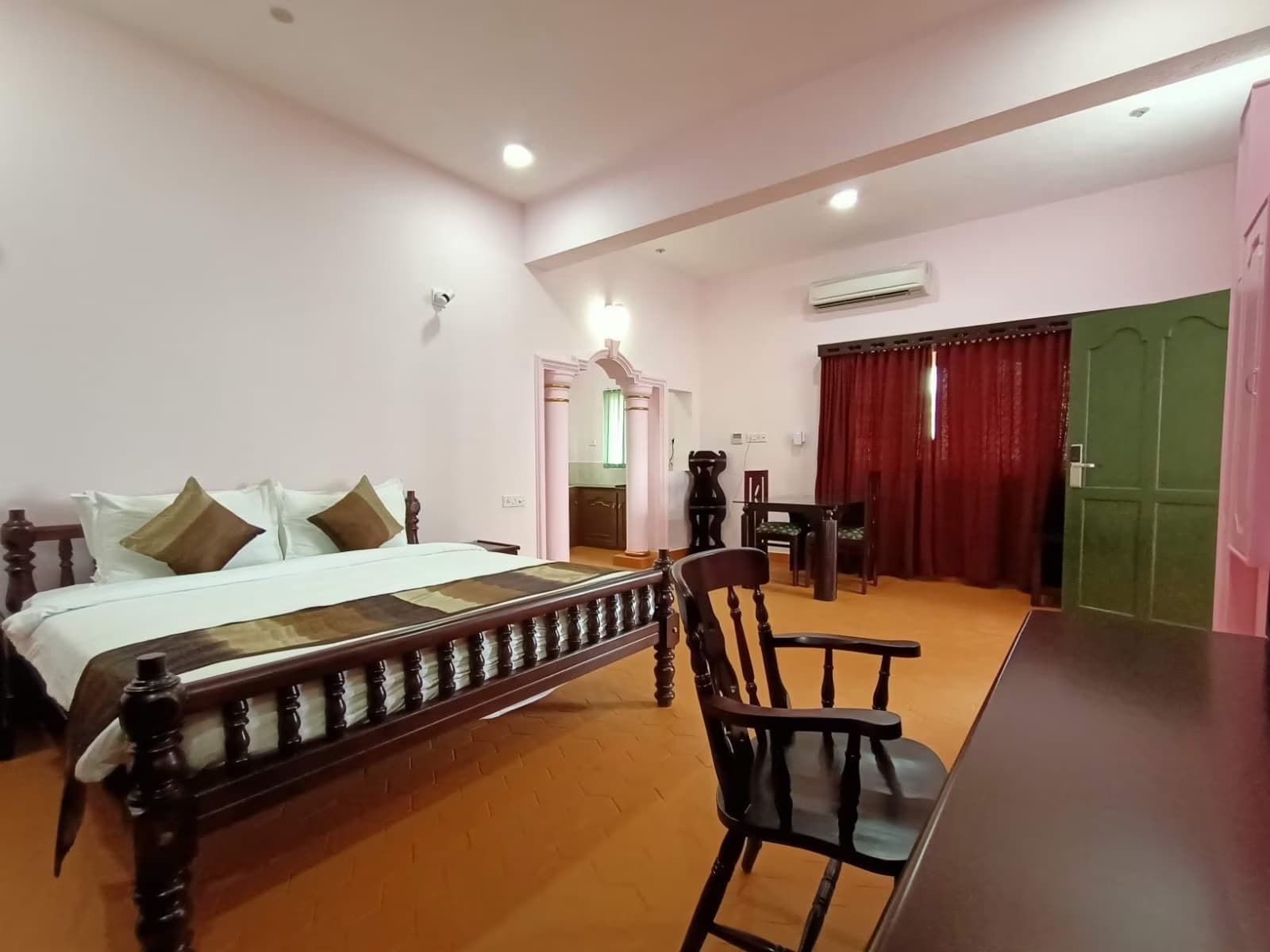 Standard Room with Breakfast - Image 1